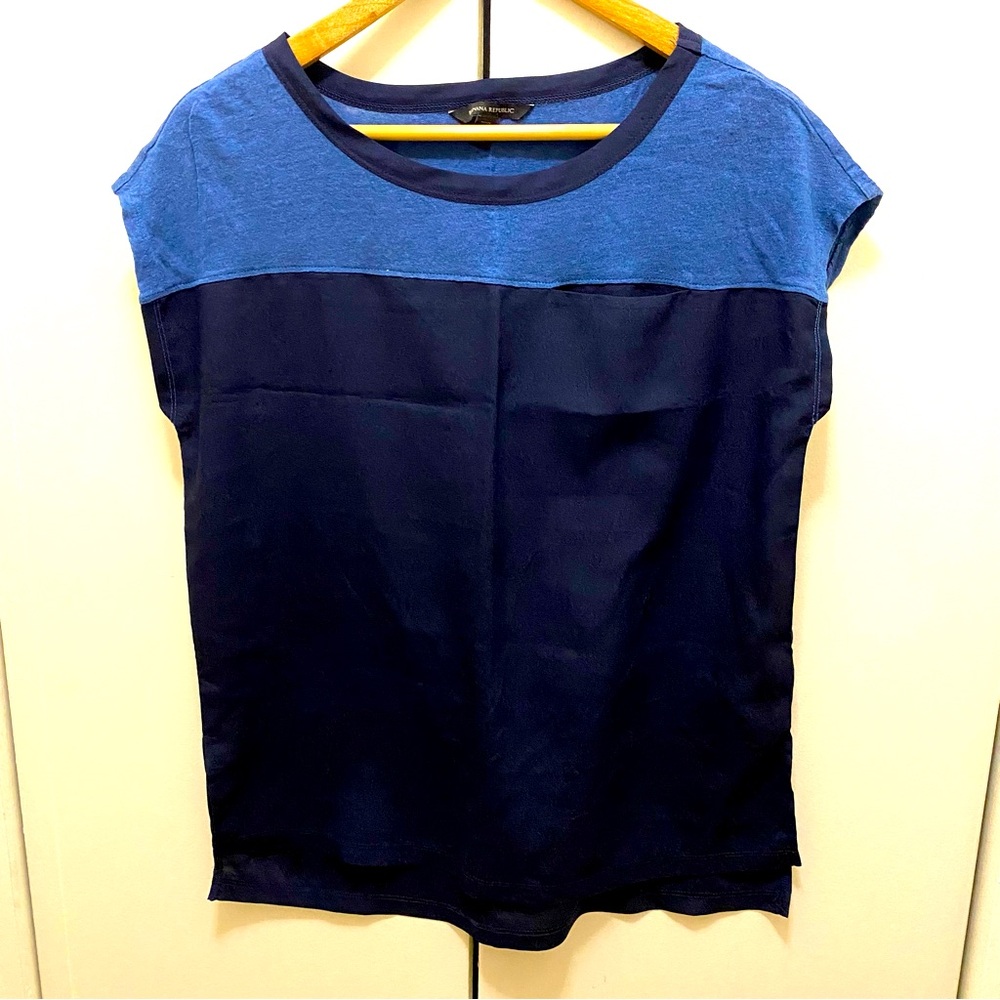 2/$10 Banana Republic Color Block Short Sleeves Blue Black Tiny Pockets